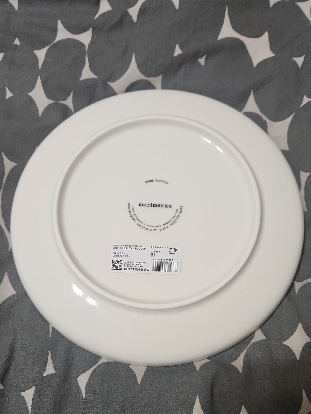 Marimekko Unikko Red/ Burgundy/ White Salad Plate - Picture 3 of 4